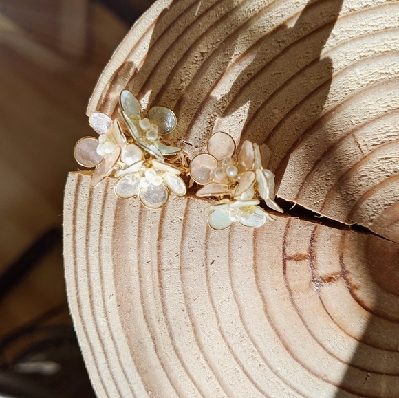 Japanese sakura cherry blossom clip on earring - Picture 2 of 6